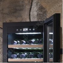 Συντηρητής κρασιών διπλής θερμοκρασίας για 24 φιάλες CASO | Εσωτερικός φωτισμός με δυνατότητα ενεργοποίησης/απενεργοποίησης